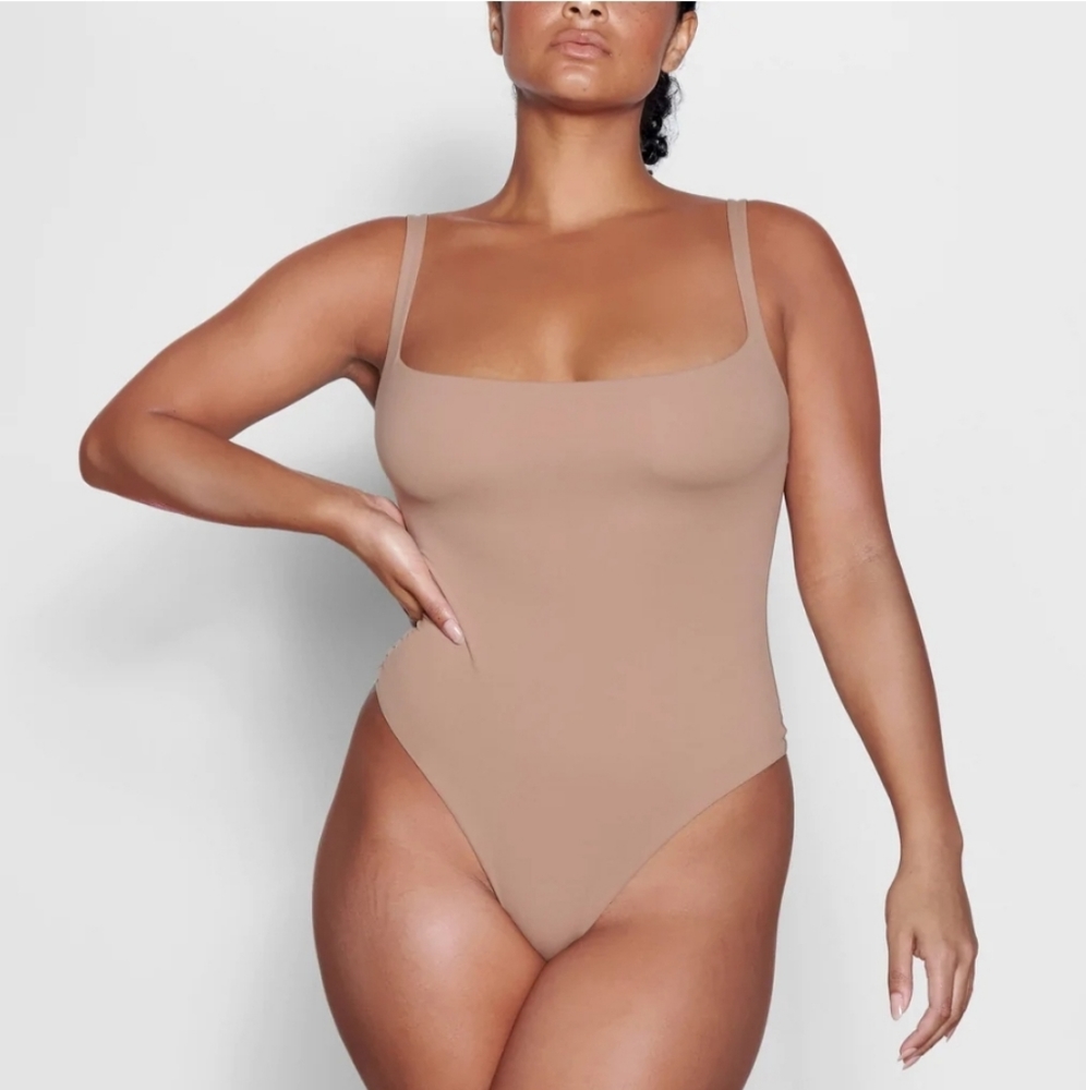Skims FITS EVERYBODY SQUARE NECK BODYSUIT